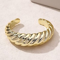 Bracelet jonc ouvert minimaliste en acrylique léger, design moderne, plaqué or/argent, tendance pour le quotidien, pour femme