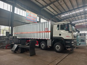 Camión de Caja Cerrada Haowo de Uso Pesado para el Transporte de Materiales Peligrosos con Cuatro Ejes Delanteros y Ocho Ejes Traseros - Product Image 4