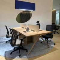 Conjunto de Estaciones de Trabajo Modernas para 4 Personas con Divisores de Privacidad, Tomas de Corriente Integradas y Sillas de Malla para un Espacio Completo para el Personal