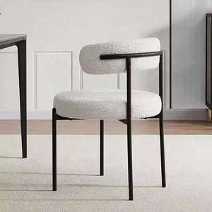 Fauteuil d'appoint moderne nordique en velours bouclé blanc avec pieds en métal noir et dossier incurvé, design rembourré pour la maison, le bureau ou la chambre - Product Image 1