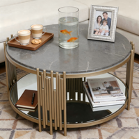 Dessus de table moderne et luxueux en pierre de marbre avec étagère inférieure en miroir et décoration aux lignes dorées Table basse pour le salon, la chambre et la salle à manger