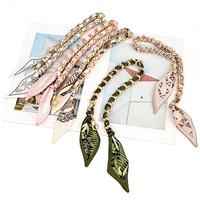 Bandoulière hybride tendance foulard-chaîne, en métal doré avec extrémités en soie imprimée, multi-usages pour sacs, téléphones et clés