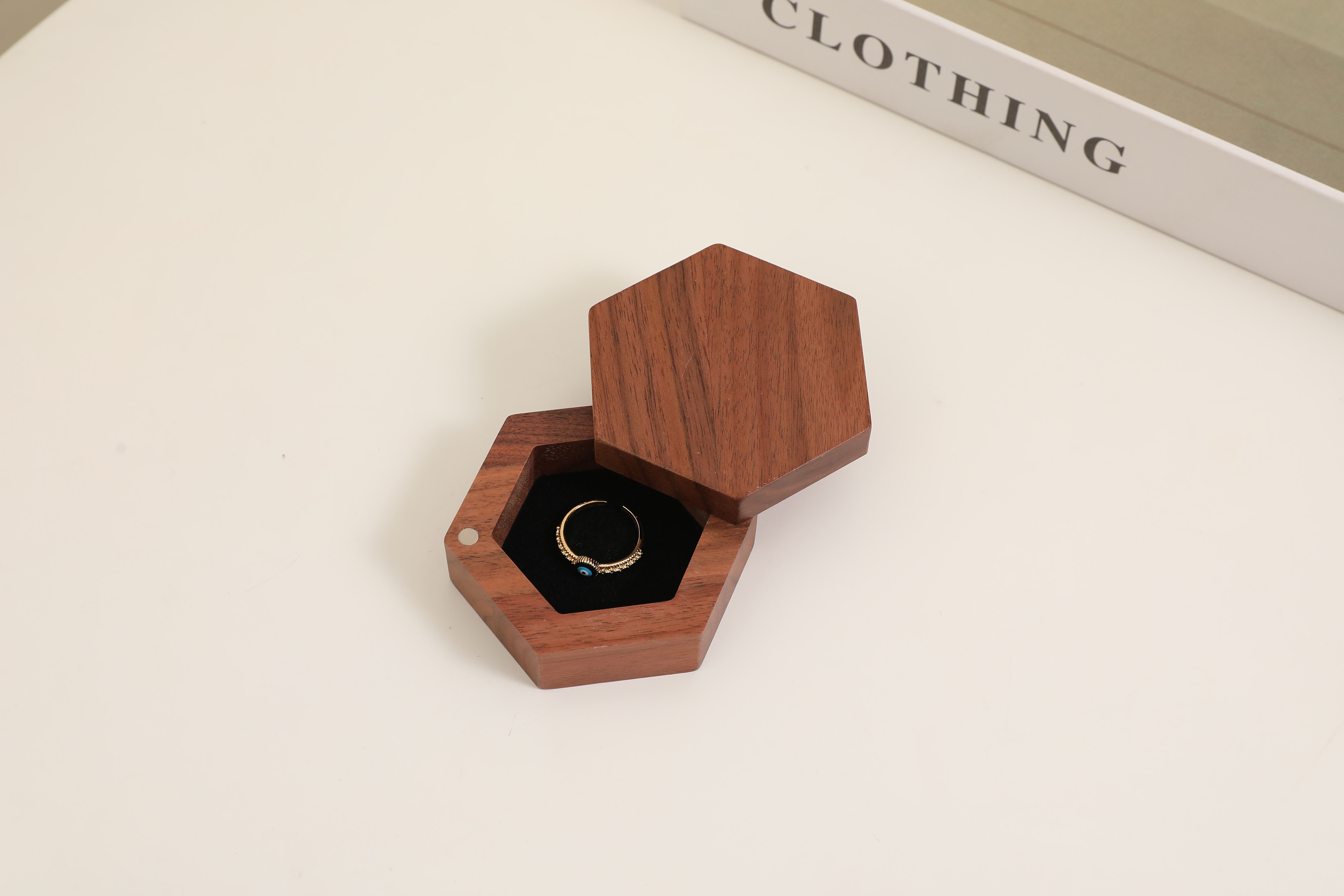 กล่องแปดเหลี่ยมสีน้ำตาล