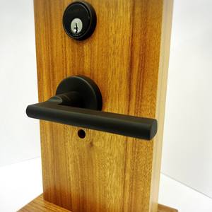 Poignée de porte noire de style industriel avec cylindre de serrure, ensemble de leviers métalliques robustes pour portes d'entrée de bureaux et commerces - Product Image 4