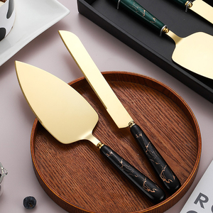 Set Regalo di 2 Utensili da Pasticceria in Acciaio Inox: Coltello per Torte e Paletta, Ideale per Matrimoni, Feste e Festival - Product Image 6