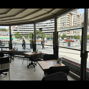 Pergola en aluminium thermolaqué 120x170 pour extérieur, avec jardinière, verre trempé, système motorisé anti-vent, écologique, résistant à la pourriture et imperméable - Product Image 1