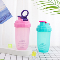 Bouteille shaker d'eau de sport avec logo en plastique pour l'extérieur et le fitness avec couvercle