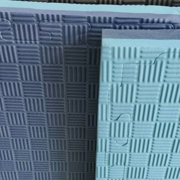 ห้าแถบ สีขาวและสีเทา