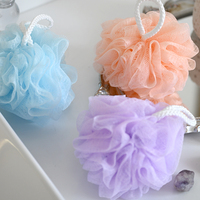 Fleur de bain de bébé en maille de boule de douche colorée écologique avec différentes couleurs donnant aux gens une expérience de bain différente