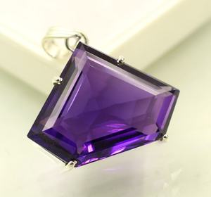 Colgante de Plata 925 con Amatista, Corte Triangular, Engaste de Garra, Solitario Clásico, Unisex, para Uso Diario - Product Image 3