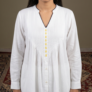 Robe d'été en lin blanc à col en V avec boutons jaunes, anti-plis, coupe ample, manches longues, longueur genou, style décontracté - Product Image 1
