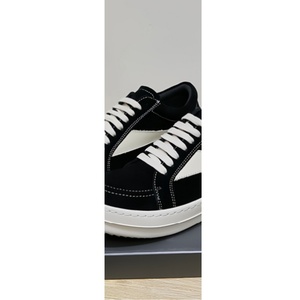 Chaussures de marche polyvalentes, simples et élégantes, de style universitaire, en combinaison de couleurs noir et blanc, idéales pour un usage décontracté. - Product Image 2