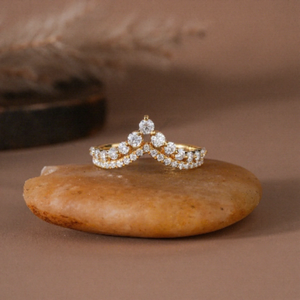 Anillo de Boda y Aniversario para Mujer, con Doble Hilera de Diamantes Cultivados en Laboratorio, Diseño Chevron, en Oro Amarillo, Estilo Minimalista - Product Image 1