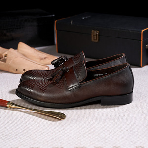 Elegant Hand-<b>Polished</b> Leather Casual Men's Classic Brown Dress <b>Shoes</b> Paired With Bold Black Metal Chain For Men - Product Image 4