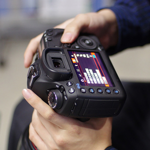 กล้องดิจิตอลระดับมืออาชีพ Mark III พร้อมหน้าจอขนาดใหญ่แบบฟูลเฟรม ความละเอียดวิดีโอ 1080p และการ์ดหน่วยความจำ - Product Image 2