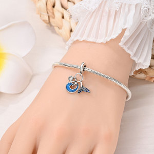 Un conjunto de pulseras con colgantes de animales marinos en latón blanco plateado, adornadas con esmalte azul y diamantes de imitación. - Product Image 5