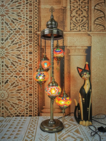 Lampe sur pied artisanale en verre mosaïque coloré, base en métal sculpté antique, décoration bohème pour hall d'hôtel