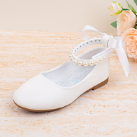 Chaussures plates Mary Jane personnalisées OEM pour filles, en cuir PU blanc mat, avec perles, bride de cheville et nœud en ruban de satin, pour la Communion Sainte