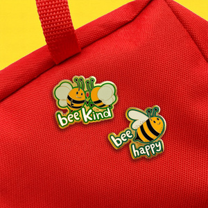 دبوس طية صدر معدني مطلي بالمينا الصلبة بتصميم شخصية نحلة صديقة مع عبارة 'Be Kind'، مخصص من قبل مصنع OEM للمنتجات الترويجية - Product Image 3