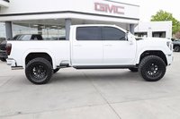 Puissant et fiable, GMC Sierra 3500 HD Denali 4WD 2025, cabine double, sièges en cuir, toit ouvrant panoramique, caméra arrière 360°, phares LED