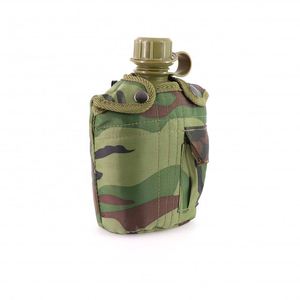 Usine d'origine G.I. Style 1 QT. Gourde en plastique avec housse camouflage Woodland en nylon pour le sport - Product Image 3