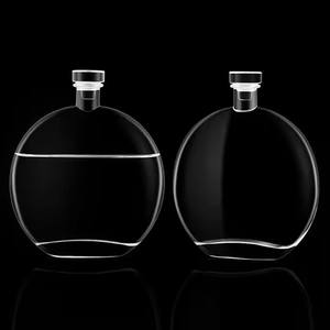 Botella de Vidrio Plana y Redonda de 100ml 150ml 250ml 500ml para Licores y Bebidas Espirituosas con Fondo Grueso y Corcho Personalizado para Ron Brandy Whisky Ginebra - Product Image 3