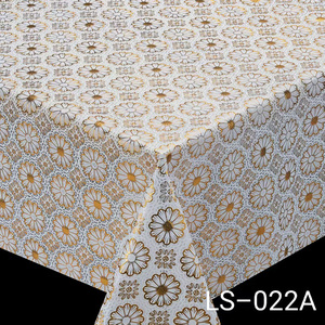 <span class=keywords><strong>Tovaglia</strong></span> e Runner in PVC con Stampa Margherite, Design Jacquard a Motivo Continuo, Rivestimento Dorato Impermeabile, Usa e Getta, Forma Oblunga per Feste - Product Image 6