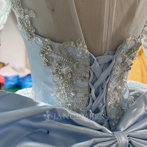 Robe de Quinceañera de luxe bleu clair Mc027, épaules dénudées, en organza scintillant, longueur ras du sol, robe de bal avec nœud au dos, style princesse pour bal de promo - Product Image 2