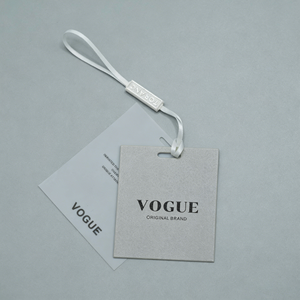 Etiquetas colgantes de diseño simple, impresión personalizada, etiquetas de ropa con logotipo, cartulina mate, precios al por mayor para marcas de ropa - Product Image 6