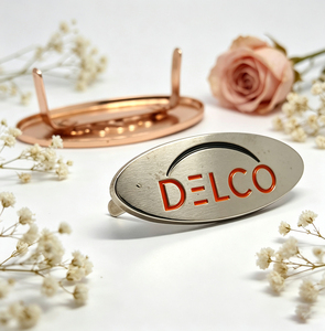Etiquetas Metálicas Personalizadas al por Mayor con Grabado en Relieve, Placas de Metal de Aleación de Zinc Niqueladas con Esmalte para Bolsos - Product Image 2