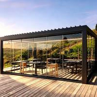 Pergola moderne de luxe en aluminium avec toit à lamelles en bois grainé et éclairage LED d'ambiance pour cour de villa haut de gamme