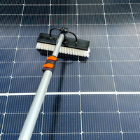 Brosse de lavage solaire rotative durable avec système d'alimentation en eau, un choix économique pour l'entretien des panneaux photovoltaïques commerciaux.