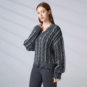 Pull décontracté ample en maille torsadée à col en V effet vieilli pour femme, avec franges personnalisées, collection Automne Hiver 2026 - Product Image 6