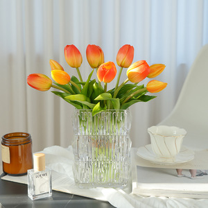 Ramo de Tulipanes de Goma Suave, Flores Artificiales de 5 Cabezas, Alta Simulación, Decoración del Hogar, Accesorios para Bodas - Product Image 1
