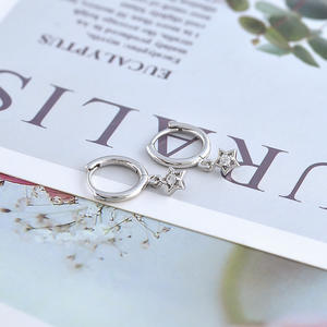 كوكبة مطلية بالذهب أقراط طارة نجمة نحاسية للنساء خماسية قابلة للتكديس لتاريخ الليالي اليومية - Product Image 5