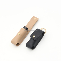 Porte-clés élégant et classique en cuir PU grain litchi rose, avec pendentif et support pour baume à lèvres/rouge à lèvres