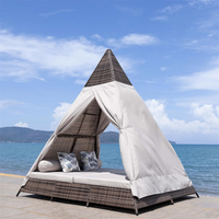 Luxuriöses PE-Rattan-Teepee-Sonnenbett, dreieckiges Schattenzelt, Lounge-Bett, Outdoor-Korb-Tagesbett