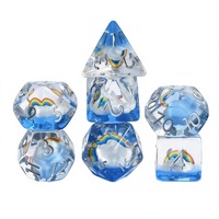Ensemble de 7 dés polyédriques DND en résine dorée faits à la main de 16 mm avec détails peints à la main, écologiques et durables