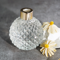 Bouteille de parfum en verre ronde de luxe personnalisée de 50ml bouteille de parfum unique à motif convexe concave en fond de montagne avec couvercle en marbre
