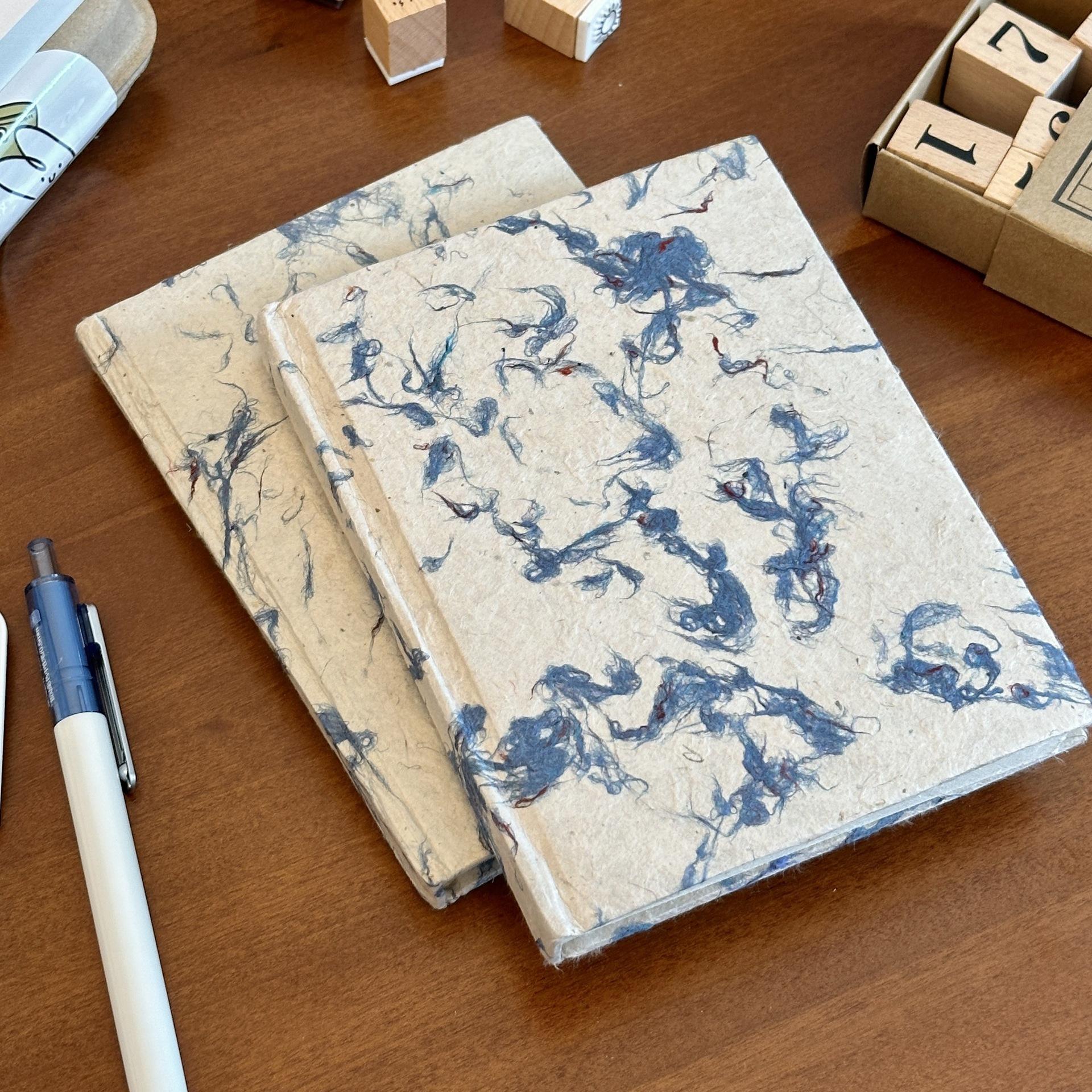 Velours bleu [un moyen] en stock.