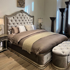 Ensemble de chambre à coucher de luxe finition or antique de style sculpté et solide avec lit en bois français - Product Image 1