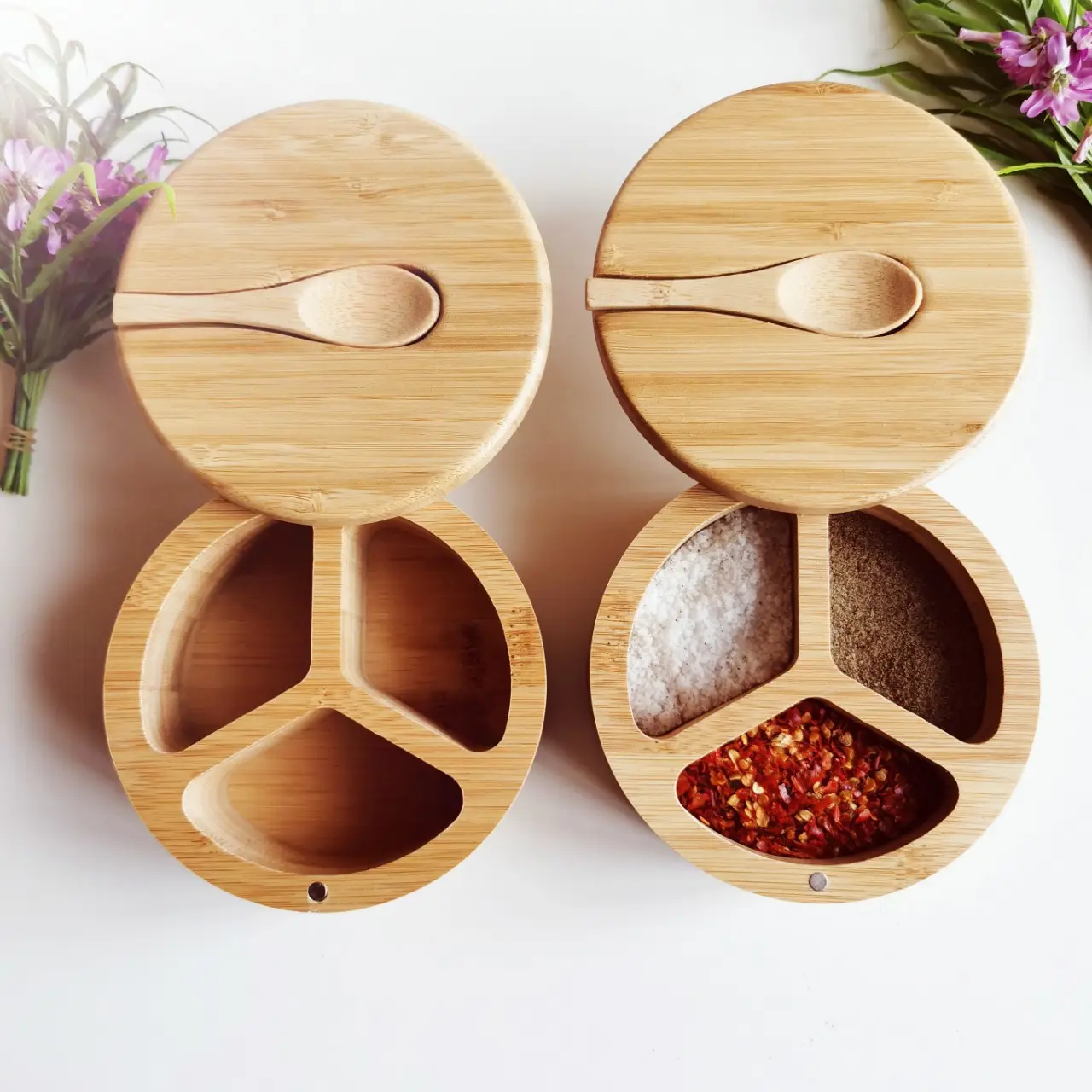 Keluaran baru kotak bumbu bundar mangkuk garam bambu dan lada garam lada dengan tutup putar dan sendok