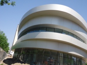Panel de Muro Cortina de Aluminio Contemporáneo con Recubrimiento en Polvo Anticorrosión para Exteriores de Edificios - Product Image 1
