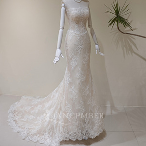 LY129 Robe de mariée sirène moderne avec appliques florales en cristal, broderies, col bateau, sans manches, motif en dentelle et traîne chapelle - Product Image 1