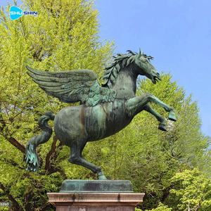 Scultura di Cavallo <span class=keywords><strong>Alato</strong></span> in Bronzo, Statua Moderna Personalizzata per Esterni in Metallo, Grande Statua in Ottone a Grandezza Naturale di Cavallo Volante - Product Image 1