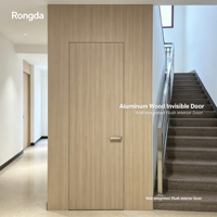 Porte intérieure invisible en aluminium et bois, sans cadre, intégrée au mur, grain de bois personnalisé pour hôtel, appartement, projet