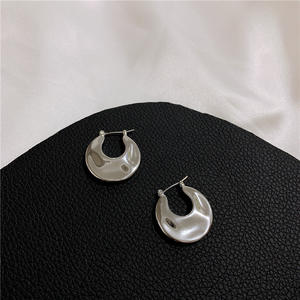 เครื่องประดับแฟชั่นบูติก2025ต่างหูห่วงกลมเนื้อโลหะอัดลายระลอกน้ำคุณภาพสูงสไตล์ฝรั่งเศสวินเทจ - Product Image 5