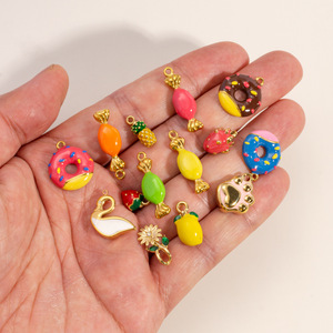 Selección de Dulces |   Colgantes de Acero Inoxidable Chapados en Oro PVD de 18K para Fabricación de Joyería DIY |   Divertidos Dijes de Frutas con Forma de Donut - Product Image 3