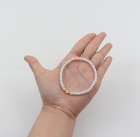 Bracelet tendance en perles blanches véritables avec breloque en forme de cœur plaqué or élastique