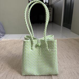 Bolsos de Mano Únicos, Tejidos a Mano, Blancos con Rayas Verdes, para Mujer, Material Plástico Reciclado de Primera Calidad, Tejido Reciclado de Indonesia - Product Image 1